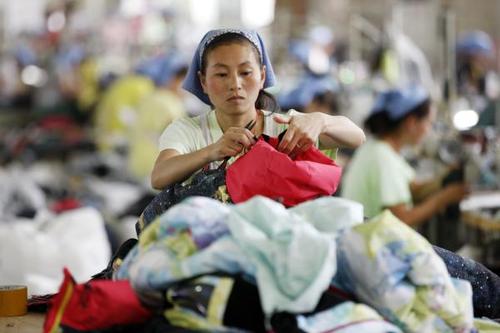 年9月1日,安徽淮北,服装厂的女职工在加工出口到欧美地区的服装产品