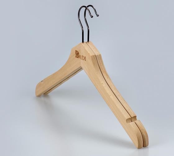 产品 木衣架 天然木质衬衫架,用于服装展示
